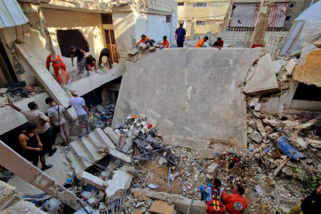 sidon-lebanon-01st-oct-2024-palestinians-and-civil-defense-search-in-the-rubble-of-a-house-of-hassan-al-makdah-son-of-palestinian-fatah-and-al-aqsa-martyrs-brigade-mounir-al-makdah-that-was-flat