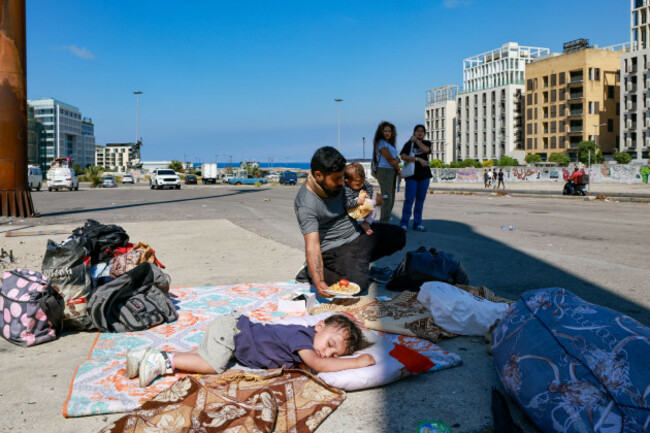 beirut-lebanon-29th-sep-2024-sylvain-rostaingle-pictorium-beirut-on-september-29-2024-at-war-29092024-lebanonbeirutbeirut-lebanese-and-syrian-refugees-in-martyrs-square-sleeping-an