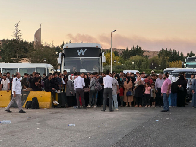 damascus-syria-25th-sep-2024-people-gather-at-the-jdeidat-yabous-border-crossing-in-the-countryside-of-damascus-syria-sept-25-2024-thousands-of-lebanese-and-syrian-families-fled-lebanon-for-s