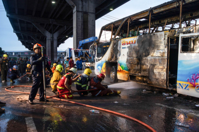 bangkok-thailand-01st-oct-2024-firefighters-spray-water-on-a-burnt-bus-that-was-carrying-students-and-teachers-on-vibhavadi-rangsit-road-the-school-bus-which-was-carrying-elementary-kindergarten