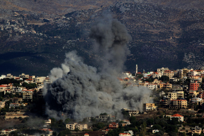 kfarkela-lebanon-02nd-oct-2024-heavy-smoke-billows-from-an-israeli-air-raid-on-the-lebanese-southern-border-town-of-khiam-as-heavy-fighting-between-israeli-forces-and-pro-iranian-hezbollah-milita