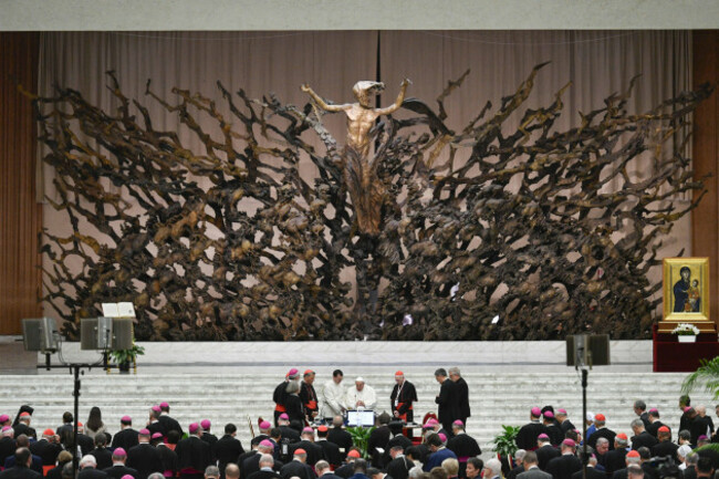 no-libri-italy-rome-vatican-20241002-pope-francis-attends-the-second-session-of-the-16th-ordinary-general-assembly-of-the-synod-of-bishops-at-the-paul-vi-audience-hall-in-the-vatican-photogr