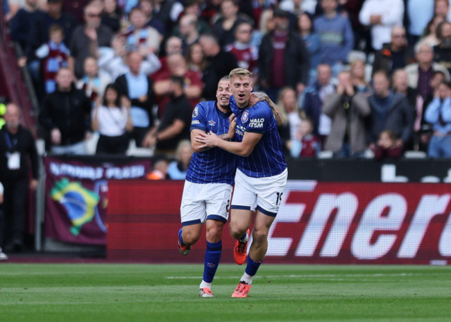 london-stadium-london-uk-5th-oct-2024-premier-league-football-west-ham-united-versus-ipswich-town-liam-delap-of-ipswich-town-celebrates-with-kalvin-phillips-of-ipswich-town-after-scoring-his-si