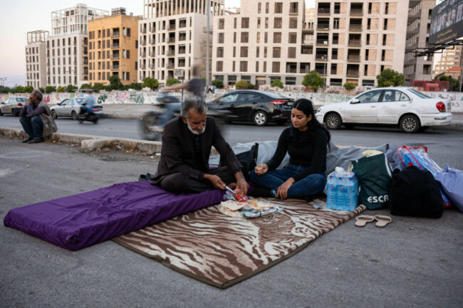 beirut-lebanon-04th-oct-2024-naja-and-her-father-joj-drob-seen-having-dinner-in-beiruts-martyrs-square-where-they-have-been-living-for-the-past-10-days-after-being-forced-to-flee-their-home-in-s