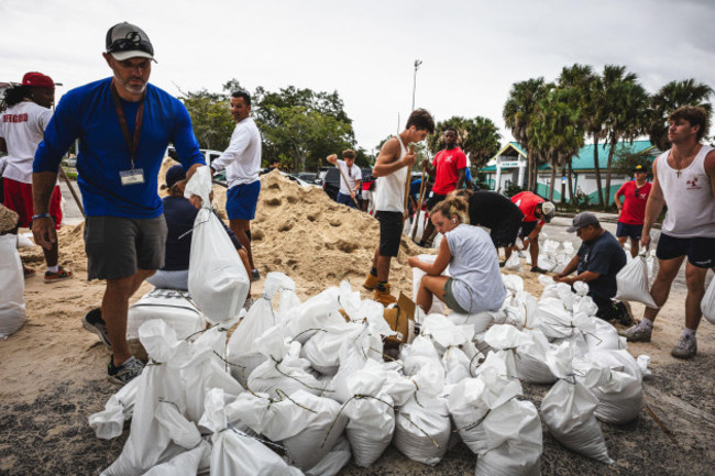 tampa-florida-usa-7th-oct-2024-the-aquatics-division-of-the-city-of-tampa-parks-and-recreation-department-with-about-20-volunteers-and-local-community-members-served-over-2000-sandbags-to-over-2