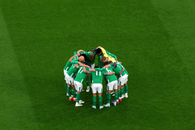 the-ireland-team-huddle-ahead-of-the-game