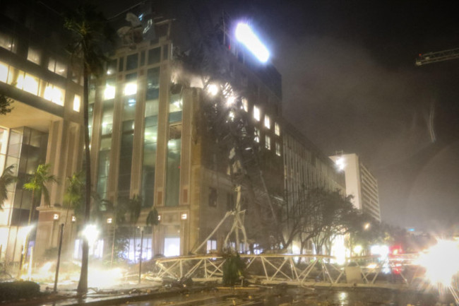 st-petersburg-florida-usa-10th-oct-2024-a-crane-is-seen-across-1st-avenue-south-near-the-tampa-bay-times-offices-it-looks-like-the-crane-broke-apart-at-400-central-residences-as-hurricane-milto