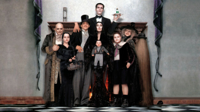 addams-family-values-les-valeurs-de-la-famille-addams-1993-real-barry-sonnenfeld-angrlica-huston-raul-julia-christopher-lloyd-christina-ricci-jimmy-workman-collection-christophel-paramount-pic