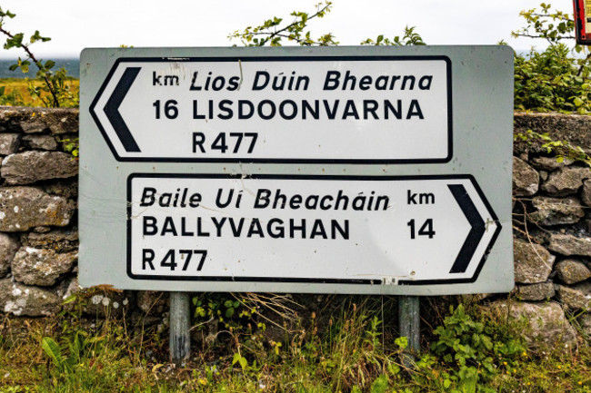 traditionalirishroadsigntolisdoonvarnaandballyvaghantownswritten