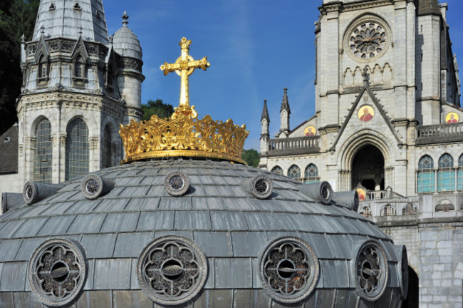 gilded-crown-and-cross-of-the-basilica-of-our-lady-of-the-rosary-notre-dame-du-rosaire-de-lourdes-pyrenees-france