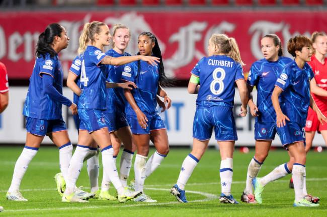 enschede-netherlands-17th-oct-2024-enschede-netherlands-october-17-guro-reiten-of-chelsea-fc-celebrates-with-teammates-after-scoring-his-teams-third-goal-nathalie-bjorn-of-chelsea-fc-erin-cu