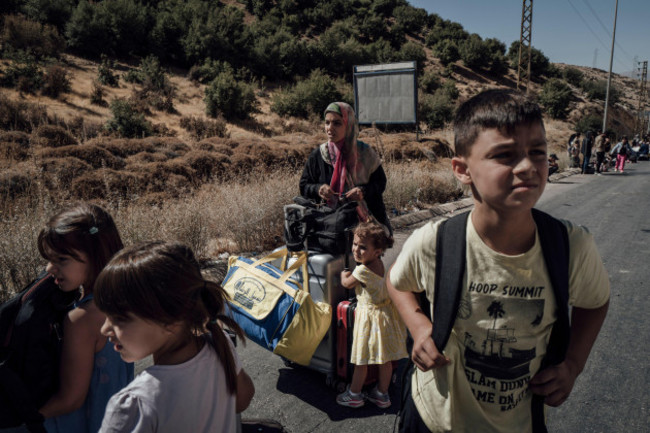 beirut-lebanon-05th-oct-2024-adrien-vautierle-pictorium-lebanon-during-israels-attack-on-hezbollah-05102024-lebanonbeirutbeirut-fatima-and-her-4-children-have-just-crossed-the-lebane