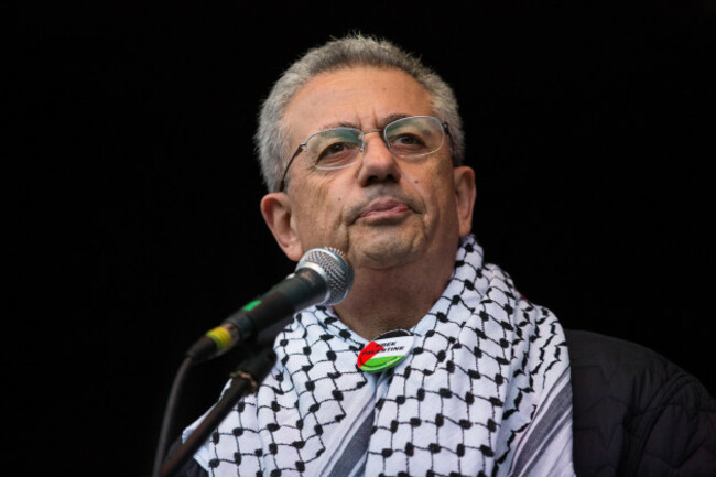 london-uk-4th-november-2017-dr-mustafa-barghouti-palestinian-politician-and-general-secretary-of-the-palestinian-national-initiative-addresses-campaigners-for-palestine-who-marched-through-londo