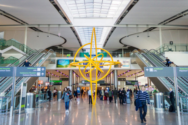 swords-ireland-interior-view-of-the-main-hall-of-dublin-airport-aerfort-bhaile-atha-cliath-crowded-with-people