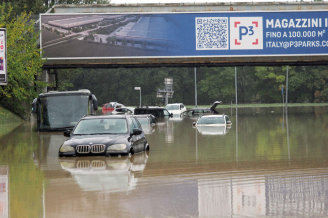 bologna-italia-20th-oct-2024-bologna-italia-cronaca-20-ottobre-2024-danni-e-disagi-in-citta-dopo-alluvione-pioggia-maltempo-nubifragio-viale-palmiro-togliatti-sommerso-da-acqua-photo-m