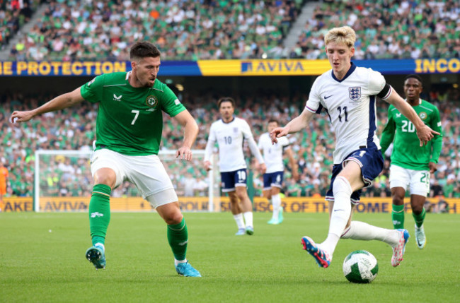 republic-of-irelands-matt-doherty-and-englands-anthony-gordon-battle-for-the-ball-during-the-uefa-nations-league-group-f-match-at-aviva-stadium-dublin-picture-date-saturday-september-7-2024