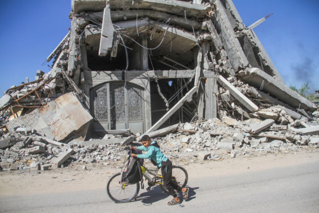 gaza-city-palestine-22nd-oct-2024-a-displaced-palestinian-kid-flees-with-a-bicycle-after-an-order-to-evacuate-the-northern-part-of-gaza-by-the-israeli-military-amid-an-israeli-military-operation