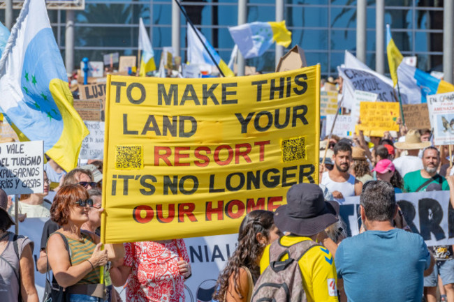 gran-canaria-canary-islands-spain-20th-october-2024-a-coordinated-protest-by-thousands-of-locals-across-all-the-canary-islands-calling-for-a-freeze-on-tourist-numbers-and-a-more-sustainable-touris