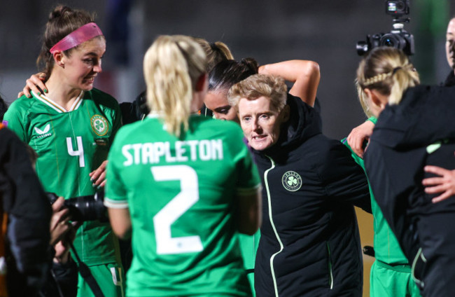 eileen-gleeson-speaks-to-her-team-after-the-game