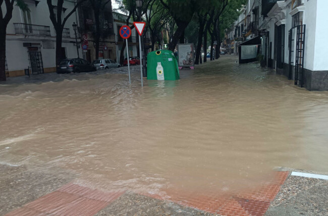 porvera-street-in-jerez-with-water-accumulated-by-the-rains-of-the-dana-that-crosses-the-province-on-october-30-2024-in-jerez-cadiz-andalusia-spain-the-aemet-extends-the-orange-warning-for-the