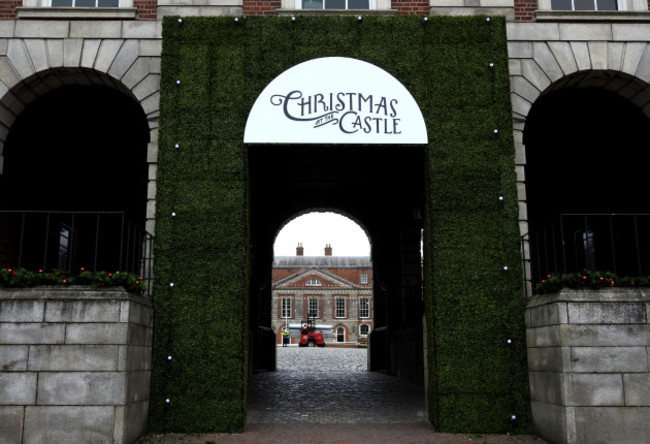 5thdecember2019dublinireland-decoratedentrancearchtochristmas