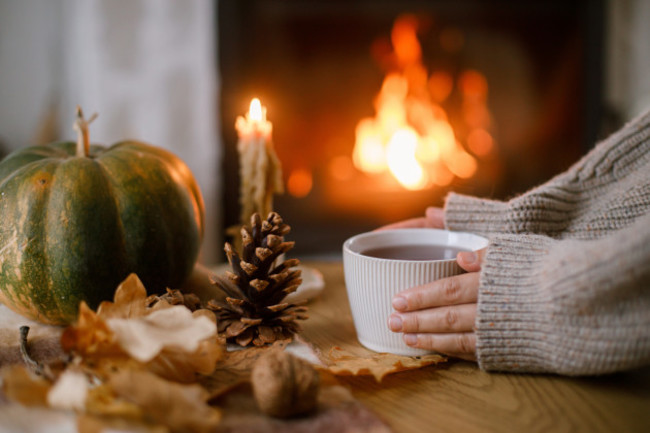 autumnhygge-handsholdingcupofteaandpumpkinautumn