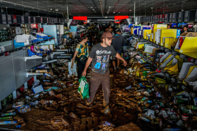 people-pick-up-goods-in-a-supermarket-affected-by-the-floods-in-valencia-spain-thursday-oct-31-2024-ap-photomanu-fernandez