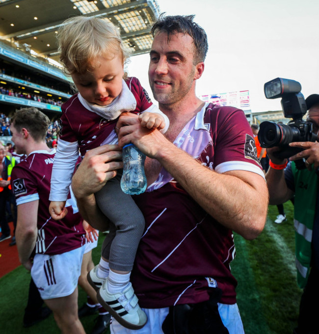 paul-conroy-celebrates-with-his-son-paidi