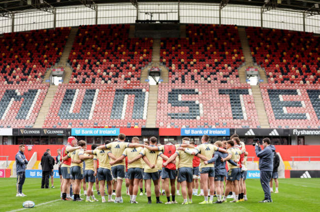 players-huddle-during-the-training