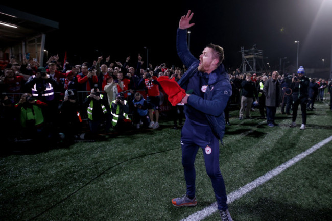 damien-duff-celebrates-winning-o-the-fans-after-the-game