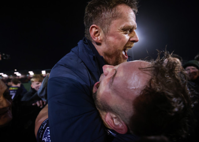 damien-duff-celebrates-after-the-game-with-patrick-barrett