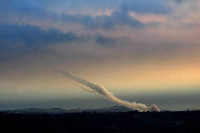 nabatieh-lebanon-03rd-nov-2024-traces-of-missiles-launched-by-pro-iranian-hezbollah-towards-northern-israel-launched-from-somewhere-in-the-area-near-the-southern-lebanese-city-of-nabatieh-credit