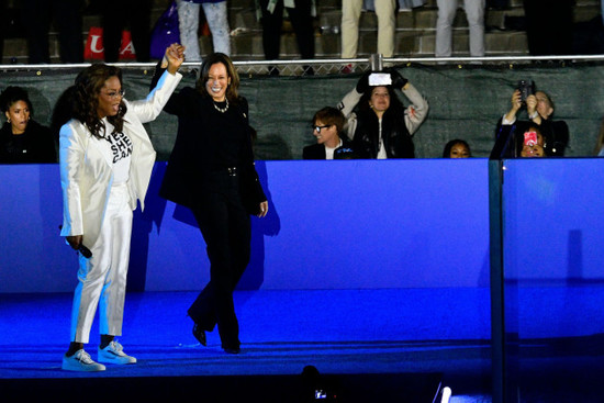 philadelphia-untied-states-05th-nov-2024-vice-president-kamala-harris-is-welcomed-on-stage-by-oprah-winfrey-for-the-harris-walz-closing-rally-concert-in-philadelphia-pa-usa-on-november-4-2024