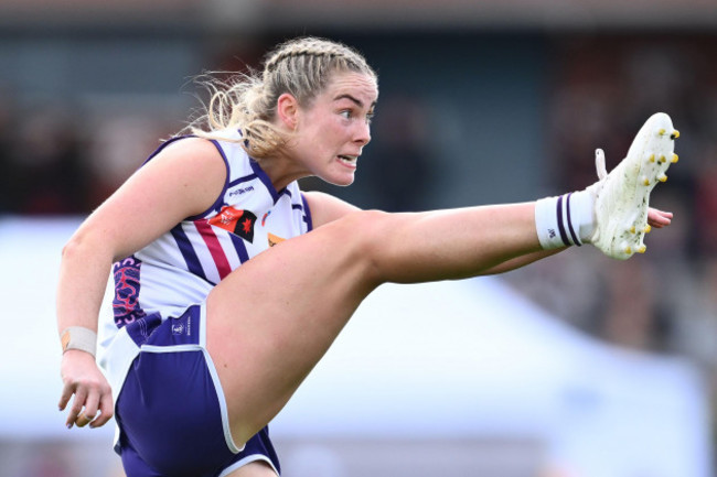 melbourne-australia-31st-aug-2024-aisling-mccarthy-of-fremantle-during-the-aflw-round-1-match-between-the-essendon-bombers-and-the-fremantle-dockers-at-windy-hill-saturday-august-31-2024-aap-i