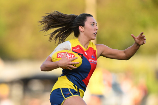 melbourne-australia-20th-oct-2024-niamh-kelly-of-adelaide-crows-in-action-during-the-aflw-round-8-match-between-the-collingwood-magpies-and-the-adelaide-crows-at-victoria-park-in-melbourne-sunday