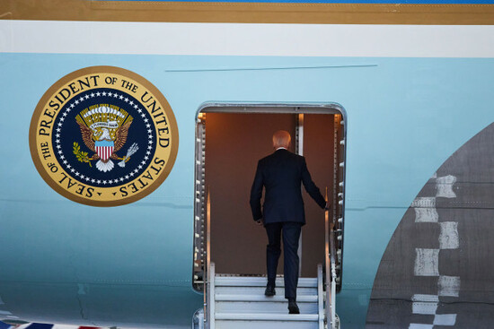 berlin-germany-18th-oct-2024-us-president-joe-biden-bids-farewell-at-the-military-section-of-ber-airport-and-boards-air-force-one-credit-jorg-carstensendpaalamy-live-news