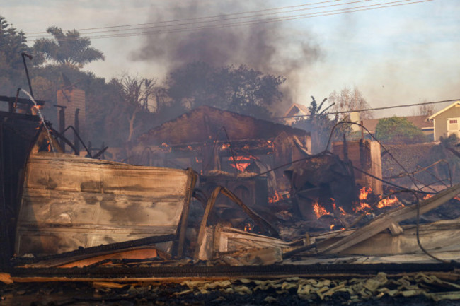 camarillo-california-usa-6th-nov-2024-mountain-fire-exploded-in-residential-neighborhood-of-camarillo-heights-in-ventura-county-on-nov-6-2024-credit-image-amy-katzzuma-press-wire