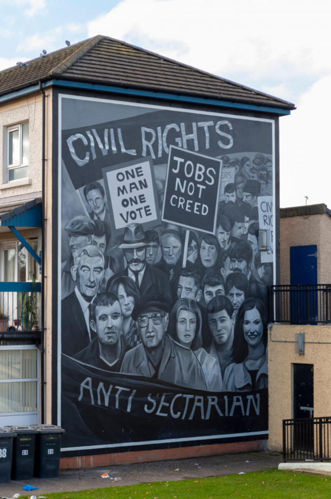 a-mural-in-bogside-depicting-the-events-during-the-troubles-in-northern-ireland-free-derry-corner-derry-londonderry-northern-ireland-ulster-uk