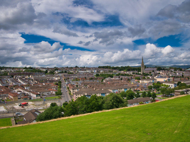 a-view-of-the-bogside-area-of-west-derry-londonderry-looking-from-the-city-walls-toward-the-creggan-estate