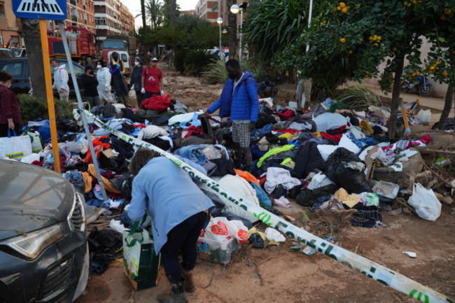 paiporta-valencia-08th-nov-2024-november-7-2024-paiporta-valencia-espana-paiporta-day-9-aftermath-floods-in-valencia-clean-up-work-continues-affected-by-serious-flooding-the-spanish-army-f