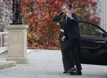 HARRIS AT ARAS ARRIVES ARAS 00002_90716503