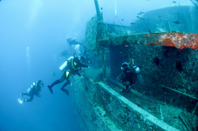 divers-at-a-shipwreck-at-ras-mohammed-national-park-red-sea-sinai-egypt