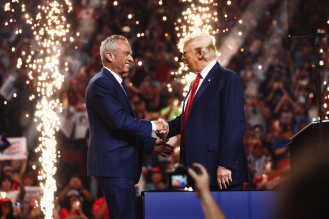 glendale-arizona-usa-23-august-2024-robert-f-kennedy-jr-and-donald-trump-shaking-hands-and-smiling-at-a-political-campaign-rally-in-an-arena-f