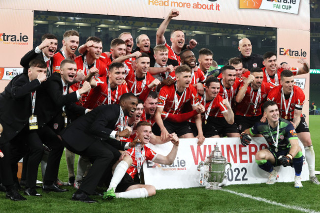 the-derry-city-team-celebrate-with-the-extra-ie-fai-cup