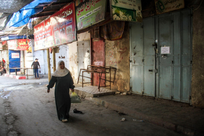 gaza-the-gaza-strip-palestine-7th-nov-2024-palestinians-walk-at-al-zaya-market-in-gaza-city-all-markets-in-gaza-city-are-closed-due-to-high-prices-and-lack-of-goods-credit-image-mahmou