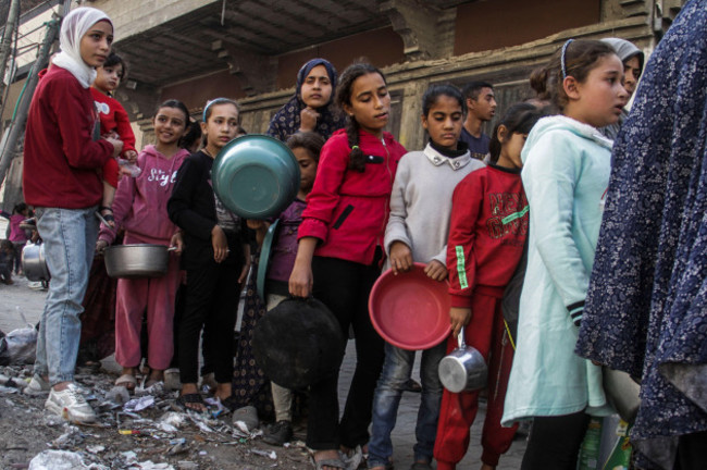 gaza-city-palestine-6th-nov-2024-internally-displaced-palestinian-children-seen-in-a-queue-ready-to-receive-food-distributed-by-charitable-organizations-in-the-nasser-neighborhood-of-gaza-city-ga