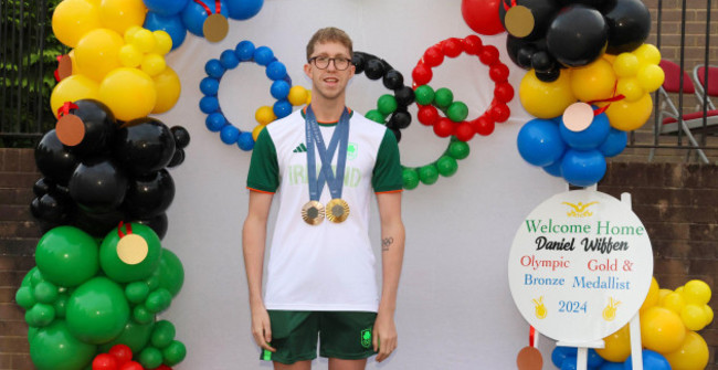 magheralin-county-armagh-northern-ireland-uk-13-aug-2024-paris-2024-olympic-gold-and-bronze-medallist-daniel-wiffen-returned-to-his-home-village-of-magheralin-and-was-given-a-heros-welcome-by-a