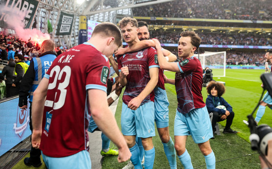 andrew-quinn-celebrates-after-scoring