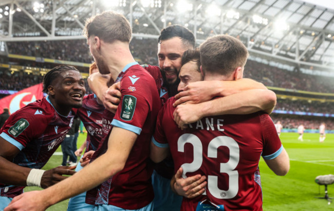 andrew-quinn-celebrates-with-his-teammates-after-scoring