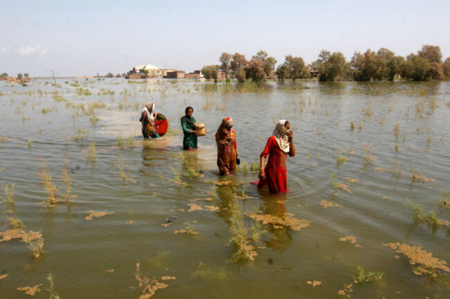 file-women-wade-through-floodwaters-as-they-take-refuge-in-shikarpur-district-of-sindh-province-of-pakistan-sep-2-2022-the-flooding-in-pakistan-killed-at-least-1700-people-destroyed-millions